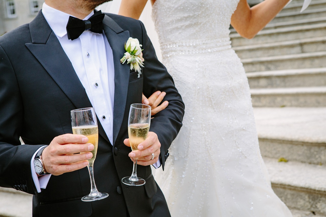 15 Short & Sweet Wedding Toast Speech Ideas That Never Fail